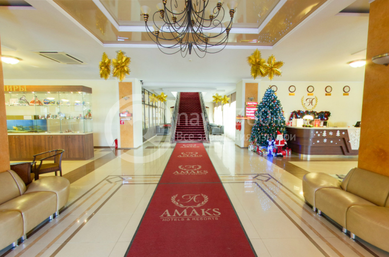 Вход в отель